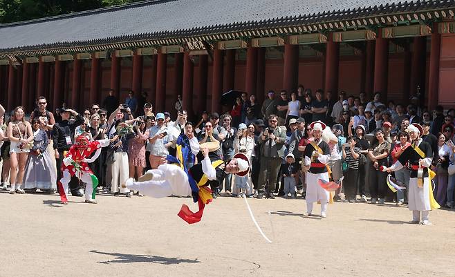 26일 서울 종로구 창덕궁에서 관람객들이 지켜보는 가운데 길놀이 행사가 열리고 있다. 국가유산청 궁능유적본부는 국가유산청 산하 국가유산진흥원과 함께 5월 3일까지 서울의 5대궁(경복궁·창덕궁·덕수궁·창경궁·경희궁)과 종묘에서 올해 궁중문화축전을 개최한다.? /2026.04.26 이제원 선임기자