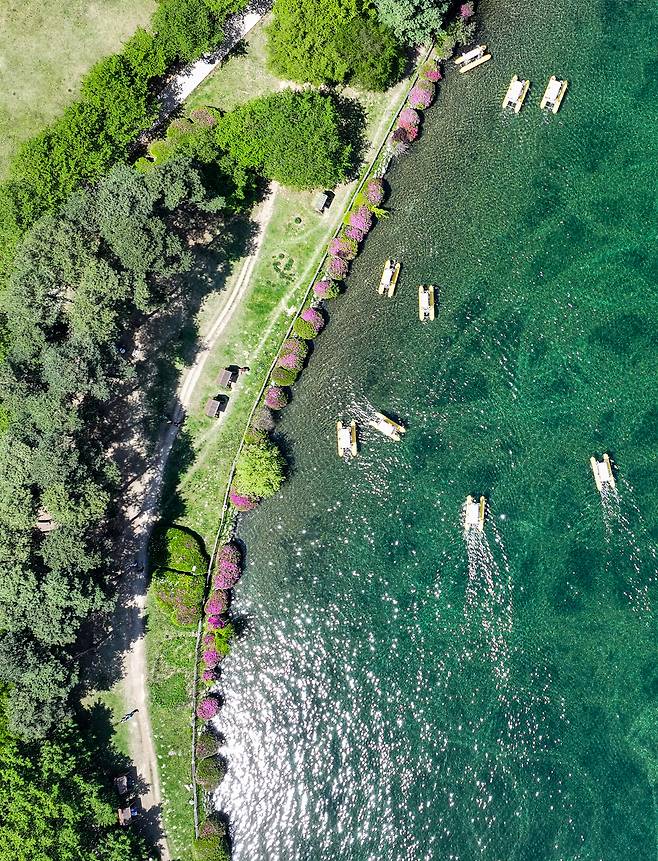 전국이 초여름 수준의 따뜻한 날씨를 보인 26일 경기 고양시 일산동구 일산호수공원에서 열린 ‘2026 고양국제꽃박람회’에서 시민들이 수상 꽃 자전거를 타고 있다.