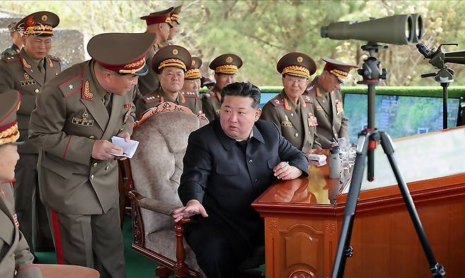 박격포 사격경기 참관 김정은 북한 국무위원장(왼쪽 두번째)이 조선인민혁명군(빨치산) 창건 94주년을 맞은 25일 진행된 인민군 각급 대연합부대 관하 경보병부대 사격경기를 참관하면서 군 간부들에게 지시를 하고 있다. 조선중앙TV·연합뉴스
