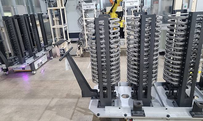 20일 전북 전주 완주군 DH오토리드 공장에서 피지컬AI 카이로스가 주조 후가공 처리를 위해 자동차 핸들 부품을 옮기고 있다. 이지민 기자