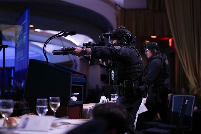 2026년 4월 25일(현지시간) 도널드 트럼프 미국 대통령이 워싱턴 힐튼 호텔에서 열린 백악관 출입기자단 연례 만찬 중 총격 사건이 벌어져 긴급 대피했다. 현장 수습 중인 요원의 모습. 게티이미지 멀티비츠