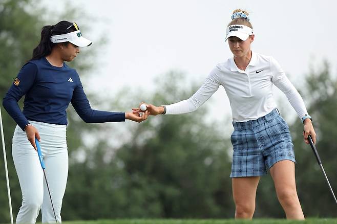 동반 라운드를 펼친 타와타나낏(왼쪽)과 코르다. 사진 제공=AFP연합뉴스