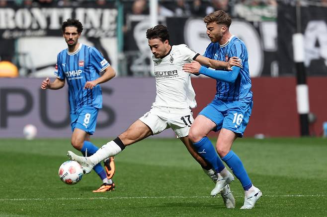 옌스 카스트로프(왼쪽 두 번째)가 5일 독일 프로축구 분데스리가 하이덴하임과의 경기에서 상대 선수와 경합을 펼치고 있다. 신화연합뉴스