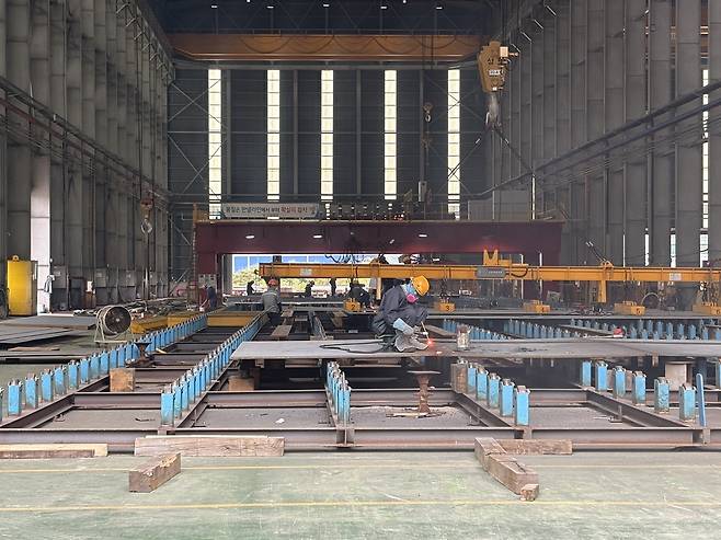 23일 경상남도 창원에 위치한 매일마린 창원 공장에서 직원들이 풍력발전기 구조물을 제작하고 있다. 창원=김예솔 기자