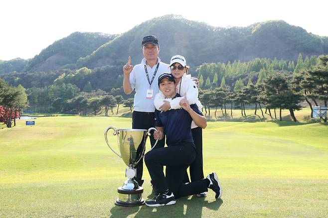 최찬이 26일 경기 파주의 서원밸리CC(파71)에서 끝난 KPGA 투어 우리금융 챔피언십(총상금 15억 원)에서 우승을 차지한 후 부모들과 함께 기념 촬영을 하고 있다. 사진 제공=KPGA