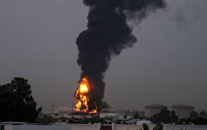 3월 16일 새벽(현지 시각), 이란의 드론이 아랍에미리트(UAE) 두바이 국제공항 인근 연료 저장탱크를 타격해 화재가 발생하고 항공 운항이 일시 중단됐다. AP뉴시스