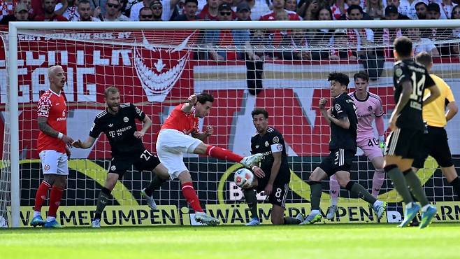 김민재(오른쪽 네 번째)를 비롯한 바이에른 뮌헨 수비수들이 26일(한국시간) 메바 아레나에서 끝난 마인츠와 원정경기 도중 상대의 슛을 막고 있다. 사진출처｜바이에른 뮌헨 홈페이지