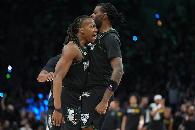 미네소타의 아요 도순무(왼쪽)이&nbsp;26일(한국시간) 타깃 센터에서 열린&nbsp;덴버와&nbsp;NBA&nbsp;PO 1라운드 도중 득점에 성공한 뒤 나즈 리즈와 몸으로 하이파이브 하고 있다. 미네아폴리스｜AP뉴시스