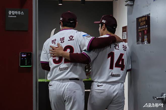 키움 히어로즈 박병호(왼쪽)가 26일 고척스카이돔서 열린 삼성전서 1회초 교체된 뒤 서건창과 클럽하우스로 들어가고 있다. 사진제공｜키움 히어로즈