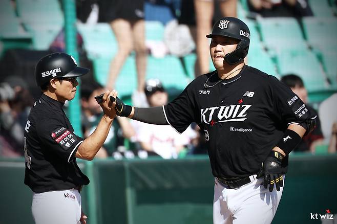 KT 장성우(오른쪽)가 26일 인천 SSG전서 7회초 시즌 7호포를 터트린 뒤 최만호 3루 주루코치와 하이파이브를 하고 있다. 사진제공｜KT 위즈