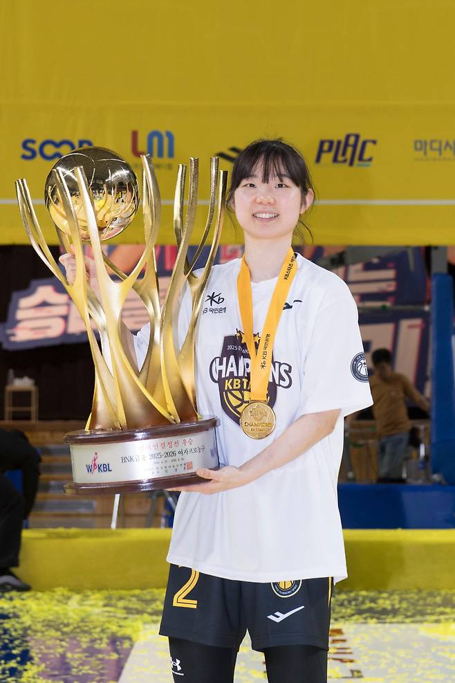 KB스타즈 허예은이 26일 용인체육관에서 열린 삼성생명과 챔피언 결정전 3차전 승리로 통합우승을 확정한 뒤 기념촬영을 하고 있다. 사진제공｜WKBL