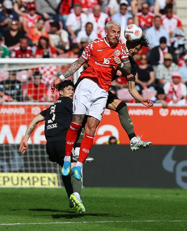 FSV 마인츠 05의 필립 티츠가 바이에른 뮌헨의 이토 히로키, 김민재와 경합하고 있다. 로이터연합뉴스