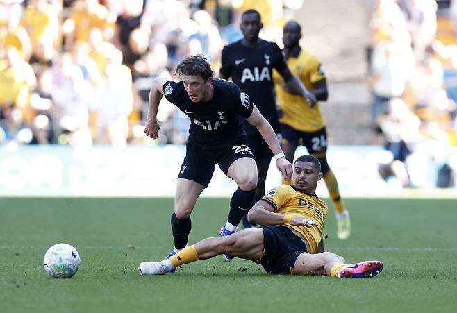 25일, 토트넘 홋스퍼의 코너 갤러거가 울버햄튼 원더러스의 안드레와 경합하는 모습. 로이터연합뉴스