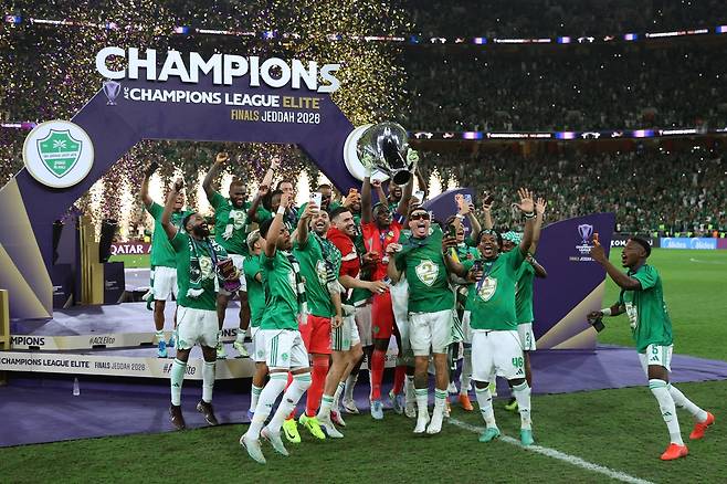 알아흘리 선수들이 26일 사우디아라비아 제다의 킹 압둘라 스포츠 스티 홀 스타디움에서 열린 마치다 젤비아와의 ACLE 결승전에서 1-0 승리를 거둔 뒤 트로피를 들고 기뻐하고 있다. AFP연합뉴스