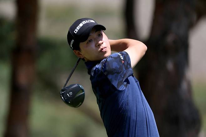 최찬이 26일 경기 파주시 서원밸리 컨트리클럽에서 열린 KPGA 투어 우리금융 챔피언십 최종 라운드 도중 3번 홀에서 티샷을 하고 있다. KPGA 제공