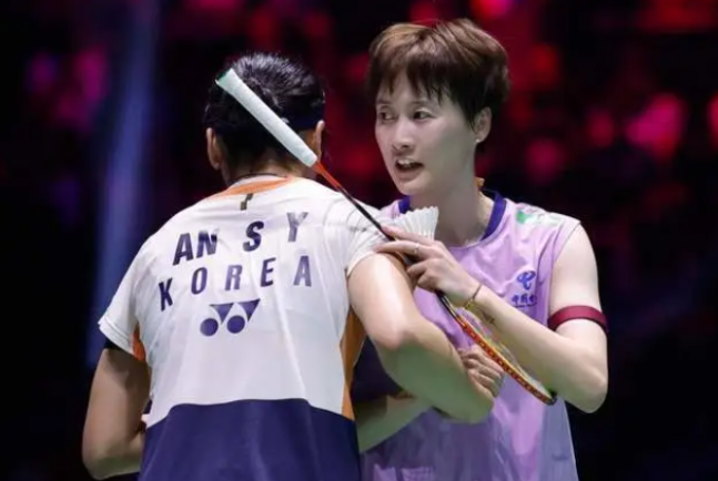 ▲ 최근 한국 여자 배드민턴대표팀이 여자단식 안세영(사진 왼쪽)과 복식 이소희-백하나 조를 중심으로 김가은, 심유진 등이 뒤를 받치는 '넓은 인재풀'을 구축해 빠르게 중국을 추격하는 상황에서 중국은 베테랑 중심의 '시스템'으로 맞대응하는 모양새다. ⓒ BWF