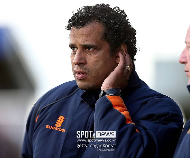 ▲ 울리히 란드프뢰흐트 덴보스 감독은 이날 전대미문의 최종전을 마치고 임한 기자회견에서 고의패 의혹을 부인하느라 진땀을 뺐다. “ADO 덴하흐가 더 뛰어난 팀이었을 뿐이다. 그들은 정당한 우승팀이며 존중받아야 한다”면서 "우린 평소처럼 좋은 경기를 하려고 했다. 결과적으로 PO에 진출했고 이는 선수와 구단 모두에 훌륭한 일”이라면서 결국은 해피엔딩으로 마무리된 기묘한 하루를 웃으며 돌아봤다.