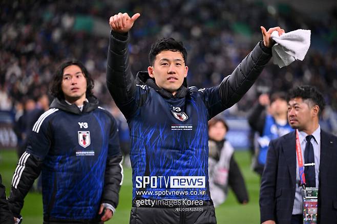 ▲ 엔도 와타루(가운데)는 지난 2월 11일 선덜랜드와 잉글랜드 프리미어리그 26라운드에서 왼쪽 발목 인대가 완전히 파열되는 큰 부상을 입었다. 곧장 수술대에 올랐고 당초 이번 시즌 내 복귀는 어려울 것으로 전망됐다.&nbsp;재활 기간은 약 두 달로 훈련 복귀는 5월 말께로 예상됐지만 실전 감각 회복에 걸릴 시간을 고려하면 사실상 올 시즌 EPL 출장은 불가능에 가깝다는 게 중론이었다.