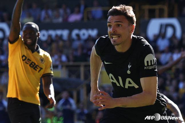 기뻐하는 주앙 팔리냐(오른쪽). /AFPBBNews=뉴스1