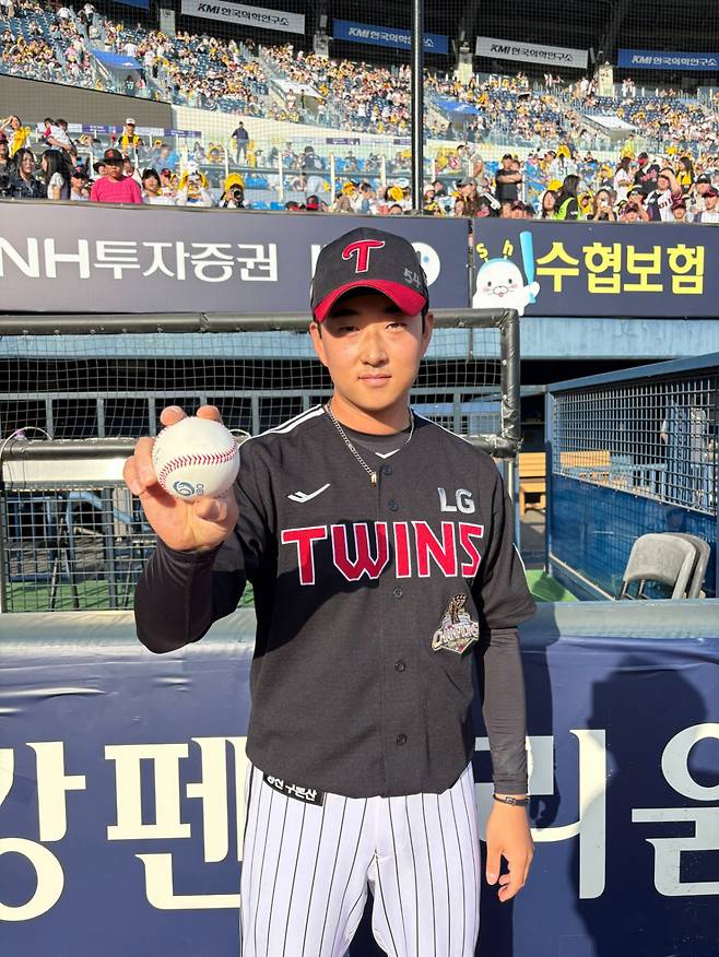 25일 잠실 두산 베어스전에서 데뷔 첫 승 기념구와 함께 촬영에 임하고 있는 LG 김진수. /사진=LG 트윈스 제공