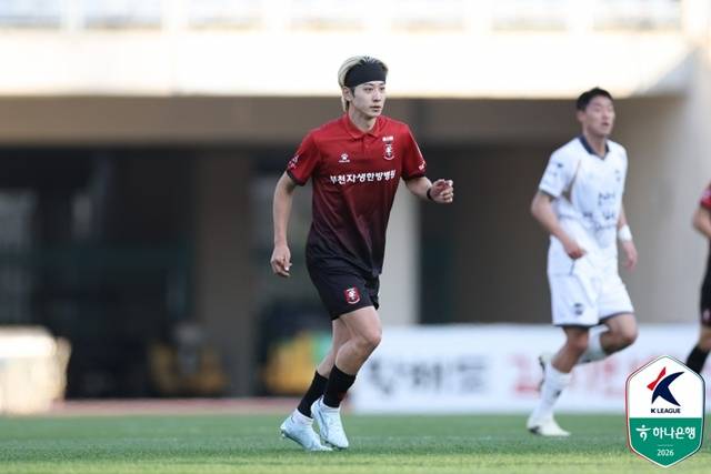 부천FC 카즈가 김천상무 경기에 집중하고 있다. /사진=한국프로축구연맹 제공