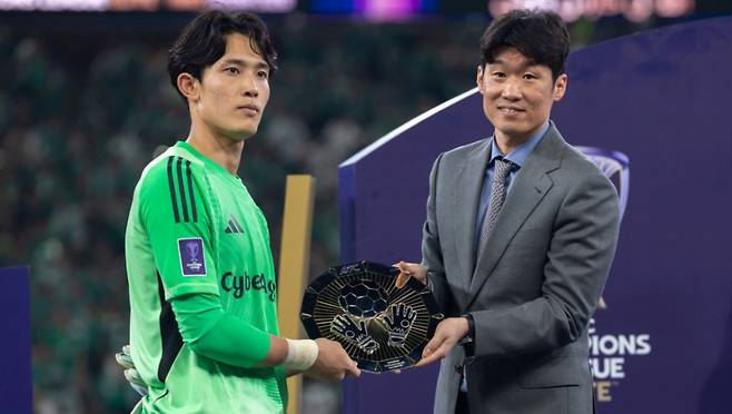 26일 사우디아라비아 제다의 킹 압둘라 스포츠 시티 홀 스타디움에서 열린 알아흘리와 마치다 젤비아의 2025-2026 아시아축구연맹(AFC) 챔피언스리그 엘리트(ACLE) 결승 시상식에 참석해 마치다 젤비아 골키퍼 다니 고세이에게 트로피를 전달한 박지성(오른쪽). /사진=AFC 홈페이지 캡처