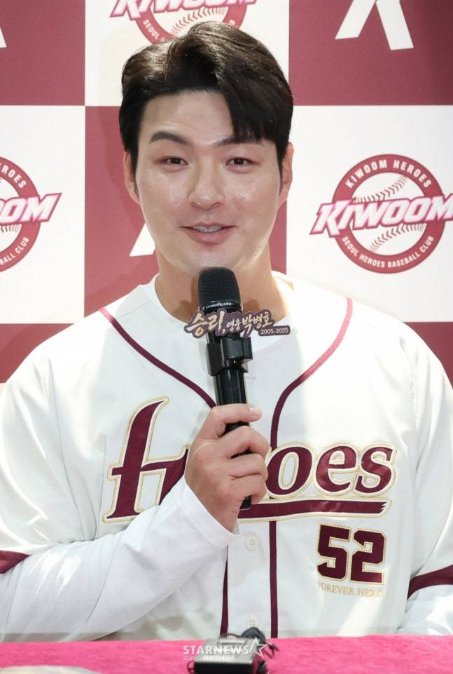 박병호 키움 잔류군 코치가 26일 은퇴식을 앞두고 기자회견을 하고 있다. /사진=김진경 대기자