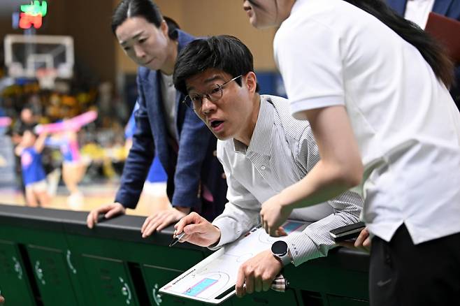 하상윤(가운데) 삼성생명 감독. /사진=WKBL 제공