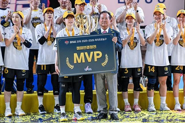 허예은(왼쪽)이 챔피언결정전 MVP에 선정된 뒤 포즈를 취하고 있다. /사진=WKBL 제공