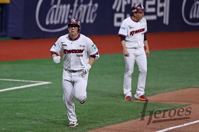 키움 히어로즈 베테랑 내야수 안치홍이 25일 서울 고척스카이돔에서 열린 2026 신한 SOL KBO리그 삼성 라이온즈와의 팀 간 2차전에서 홈런 포함 3안타를 기록, 팀 승리를 이끌었다. 사진 키움 히어로즈