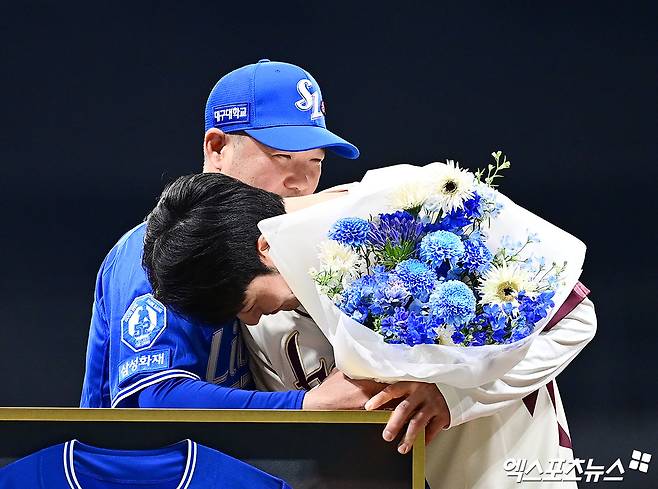 26일 오후 서울 구로구 고척스카이돔에서 열리는 '2026 신한 SOL Bank KBO 리그' 삼성 라이온즈와 키움 히어로즈의 경기에 앞서 키움 박병호의 은퇴식이 진행됐다. 삼성 박진만 감독이 박병호에게 꽃다발을 전달하며 악수를 하고 있다. 고척, 박지영 기자
