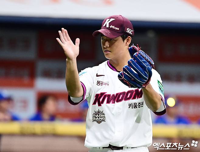 26일 오후 서울 구로구 고척스카이돔에서 열린 '2026 신한 SOL Bank KBO 리그' 삼성 라이온즈와 키움 히어로즈의 경기, 3회초 2사 1,2루 키움 선발투수 박준현이 삼성 디아즈를 중견수 뜬공으로 돌려세우며 이닝을 마친 뒤 더그아웃으로 향하고 있다. 고척, 박지영 기자