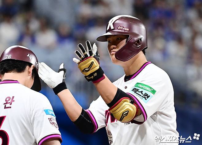 26일 오후 서울 구로구 고척스카이돔에서 열린 '2026 신한 SOL Bank KBO 리그' 삼성 라이온즈와 키움 히어로즈의 경기, 8회말 1사 2루 키움 김건희가 적시타를 때려낸 뒤 세리머니를 하고 있다. 고척, 박지영 기자