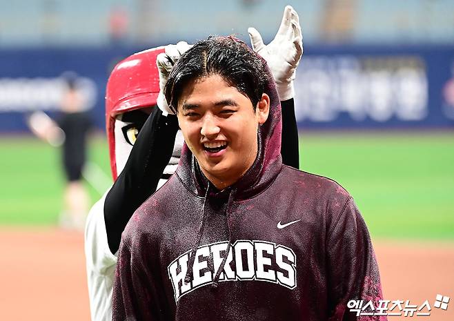 26일 오후 서울 구로구 고척스카이돔에서 열린 '2026 신한 SOL Bank KBO 리그' 삼성 라이온즈와 키움 히어로즈의 경기, 키움이 선발투수 박준현의 5이닝 무실점 호투에 힘입어 2:0의 스코어로 승리하며 시즌 첫 스윕승을 거두었다.  경기 종료 후 키움 박준현이 동료들에게 데뷔 첫 승리 축하 물세례를 받고 있다. 고척, 박지영 기자