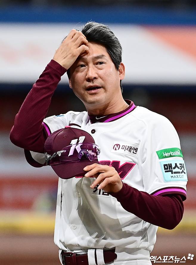 26일 오후 서울 구로구 고척스카이돔에서 열린 '2026 신한 SOL Bank KBO 리그' 삼성 라이온즈와 키움 히어로즈의 경기, 키움이 선발투수 박준현의 5이닝 무실점 호투에 힘입어 2:0의 스코어로 승리하며 시즌 첫 스윕승을 거두었다.  경기 종료 후 키움 설종진 감독이 관중석을 향해 인사하고 있다. 고척, 박지영 기자