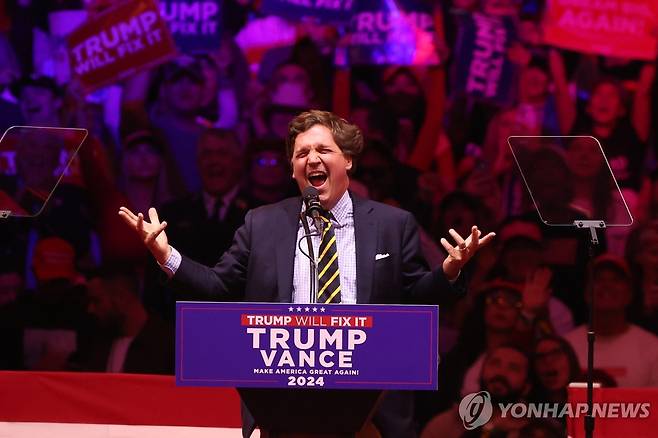 2024년 10월 27일(현지시간) 당시 미 대선 공화당 후보 트럼프 대통령의 뉴욕 유세에 참석해 연설하는 터커 칼슨(오른쪽) [EPA=연합뉴스 자료사진. 재판매 및 DB 금지]