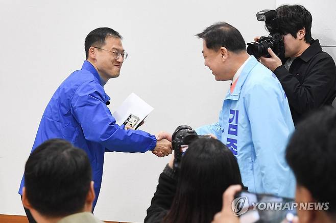 악수하는 김상욱과 김종훈 [울산시의회 제공. 재판매 및 DB 금지]