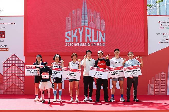 '스카이런' 시상하는 휴머노이드 로봇 '로이' [롯데물산 제공. 재판매 및 DB 금지]