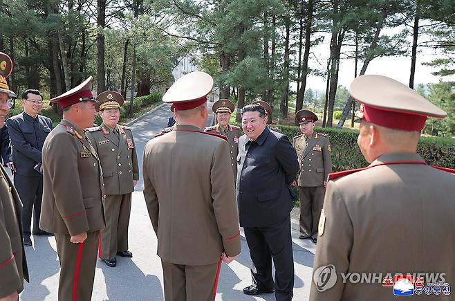 김정은, 서부지구 기계화보병사단관하 연합부대 방문 (평양 조선중앙통신=연합뉴스) 김정은 북한 국무위원장이 지난 25일 조선인민혁명군(빨치산) 창건 94주년을 맞아 인민군 서부지구 기계화보병사단관하 연합부대를 축하방문해 장병들을 격려했다고 조선중앙통신이 26일 보도했다. 2026.4.26 
    [국내에서만 사용가능. 재배포 금지. For Use Only in the Republic of Korea. No Redistribution] nkphoto@yna.co.kr
