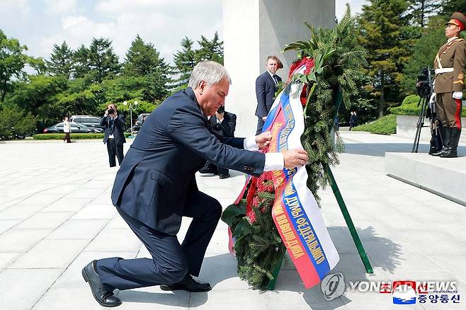 러시아 하원 의장, 해방탑에 헌화 (평양 조선중앙통신=연합뉴스) 조국해방(광복) 80주년을 맞아 북한을 방문한 뱌체슬라프 볼로딘 러시아 하원(국가두마) 의장을 단장으로 하는 러시아 국가회의대표단이 지난 15일 옛 소련군을 추모하는 해방탑을 찾아 헌화했다고 조선중앙통신이 16일 보도했다. 2025.8.16 
    [국내에서만 사용가능. 재배포 금지. For Use Only in the Republic of Korea. No Redistribution] nkphoto@yna.co.kr