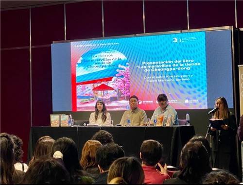 부에노스아이레스 국제도서박람회에서 개최된 김호연 작가의 북토크 (부에노스아이레스=연합뉴스) 김선정 통신원 = 아르헨티나의 수도 부에노스아이레스에서 개최된 제50회 국제도서박람회에서 24일(현지시간) '불편한 편의점'의 김호연 작가의 북토크가 개최됐다. 
[주아르헨티나 한국문화원 제공. 재판매 및 DB 금지]