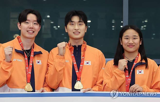 배드민턴 대표팀 금의환향 (영종도=연합뉴스) 임화영 기자 = 배드민턴 월드투어 파이널스에서 여자단식을 제패하고 11관왕을 달성한 안세영(오른쪽)이 22일 인천국제공항을 통해 귀국해 남자 복식을 우승한 김원호(가운데), 서승재와 포즈를 취하고 있다. 2025.12.22 hwayoung7@yna.co.kr