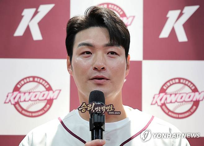 선수 은퇴 기자회견하는 박병호 (서울=연합뉴스) 류영석 기자 = '국민 거포' 박병호 키움 히어로즈 코치가 26일 서울 고척스카이돔에서 열린 선수 은퇴 기자회견에서 발언하고 있다. 2026.4.26 ondol@yna.co.kr