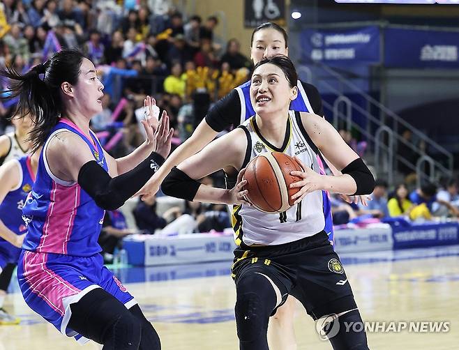 돌파하는 강이슬 (용인=연합뉴스) 홍기원 기자 = 26일 경기도 용인실내체육관에서 열린 여자프로농구 챔피언결정전 3차전 삼성생명 블루밍스와 KB스타즈의 경기. KB 강이슬이 돌파하고 있다. 2026.4.26 xanadu@yna.co.kr