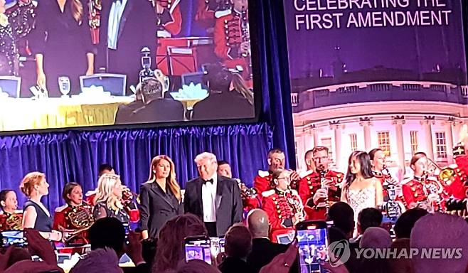 백악관출입기자협회 만찬 참석한 트럼프 대통령 내외 (워싱턴=연합뉴스) 조준형 특파원 = 도널드 트럼프 미국 대통령이 25일(현지시간) 미국 워싱턴DC의 힐튼 워싱턴 호텔에서 열린 백악관출입기자협회(WHCA) 연례 만찬에 참석하고 있다. 2026.4.26 jhcho@yna.co.kr