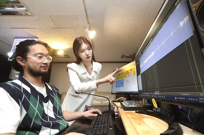 ▲ KT와 밀리와 서재가 협업한 아나운서 오디오북 제작 현장. /연합뉴스