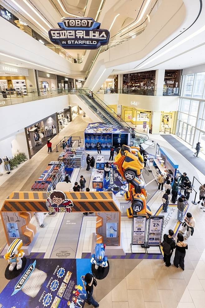 ▲ 스타필드 수원에서 진행하는 인기 로봇 애니메이션 '또봇'의 '또파민 유니버스' 전경. /사진제공=스타필드