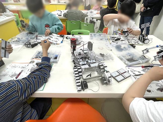 ▲&nbsp;유현초 학생들이 방과후 로봇공학 부서 활동을 하고 있다. /사진제공=유현초등학교