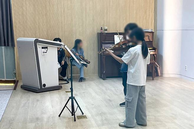 ▲&nbsp;유현초 학생들이 바이올린 부서 활동을 하고 있다. /사진제공=유현초등학교