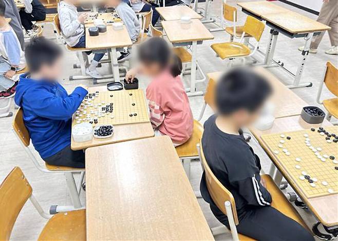 ▲&nbsp;유현초 학생들이 바둑 부서 활동을 하고 있다. /사진제공=유현초등학교